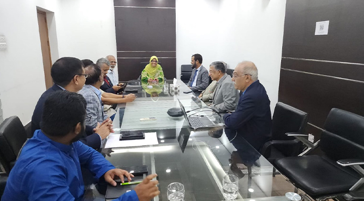 স্বাস্থ্য উপদেষ্টার সঙ্গে রেড ক্রিসেন্ট ব্যবস্থাপনা পর্ষদের সাক্ষাৎ